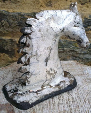 Skulptur mit dem Titel "Tête Cheval blanc" von Buissonnières, Original-Kunstwerk, Keramik