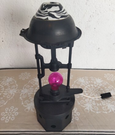 Skulptur mit dem Titel "Lady lamp" von Calavera Estudio Dgo Mx, Original-Kunstwerk, Metalle