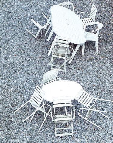 Photographie intitulée "La valse des chaises" par Camille R., Œuvre d'art originale, Photographie numérique