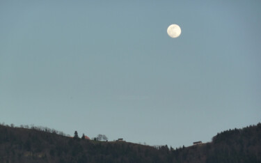 Photographie intitulée "Lune d'un soir en H…" par Camille R., Œuvre d'art originale, Photographie non manipulée