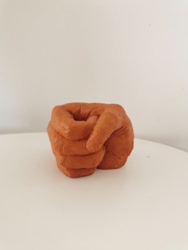 Sculpture titled "Poing à la ligne" by Martine Caoudal, Original Artwork, Clay