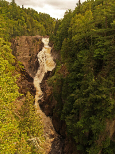 Photography titled "Une chute impressio…" by Carl Legault, Original Artwork, Digital Photography Mounted on Wood Stretcher f…