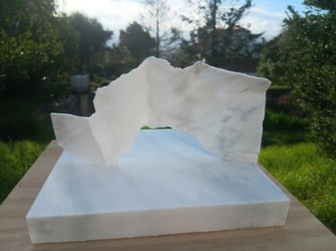 Скульптура под названием "Skin iceberg" - Carlos Andrade Andrade, Подлинное произведение искусства, Камень