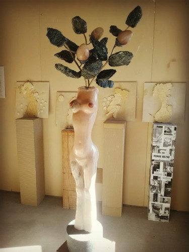 Escultura intitulada "NU ESGUIO COM BOTÕE…" por Carlos Rodrigues, Obras de arte originais, Pedra