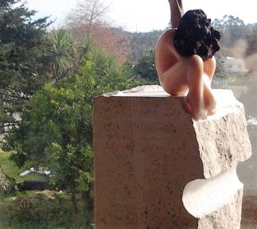 Sculpture titled "MENINA DEBRUÇADA." by Carlos Rodrigues, Original Artwork, Stone