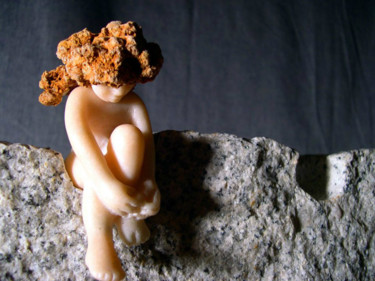 雕塑 标题为“MENINA DEBRUÇADA” 由Carlos Rodrigues, 原创艺术品
