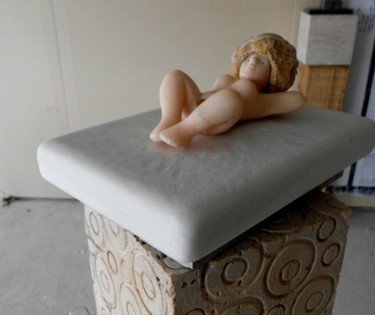 Sculpture titled "PEQUENA MENINA ROSA" by Carlos Rodrigues, Original Artwork, Stone