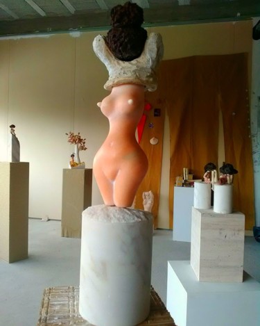 Skulptur mit dem Titel "MENINA A DESPIR-SE" von Carlos Rodrigues, Original-Kunstwerk, Stein