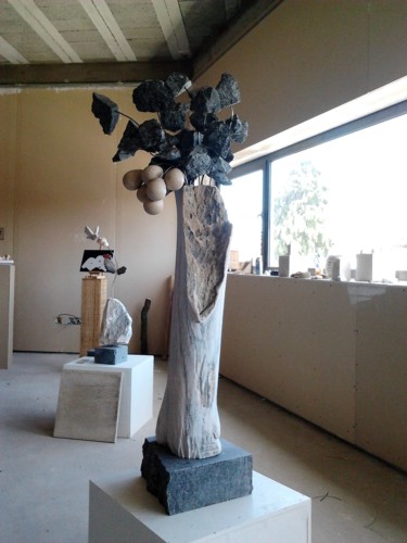 Escultura intitulada "ÁRVORE VELHA COM FR…" por Carlos Rodrigues, Obras de arte originais, Pedra