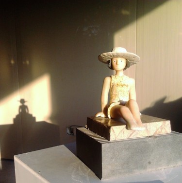 Skulptur mit dem Titel "MENINA COM CHAPÉU" von Carlos Rodrigues, Original-Kunstwerk