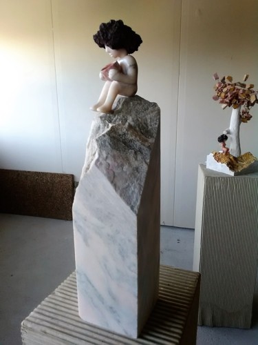 Sculpture titled "MENINA COM POTE" by Carlos Rodrigues, Original Artwork, Stone