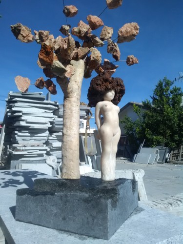 Sculpture titled "MENINA DE PÉ" by Carlos Rodrigues, Original Artwork, Stone