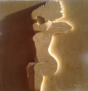 Скульптура под названием "MENINA SENTADA" - Carlos Rodrigues, Подлинное произведение искусства, Камень