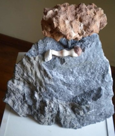 Sculpture titled "DEITADA À SOMBRA" by Carlos Rodrigues, Original Artwork, Stone