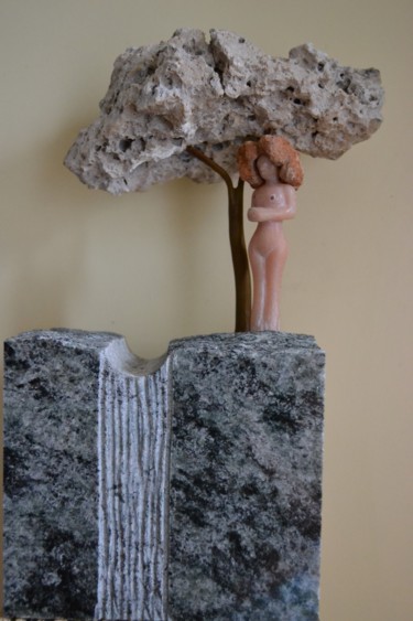 Skulptur mit dem Titel "ROSA VERTICAL" von Carlos Rodrigues, Original-Kunstwerk, Stein
