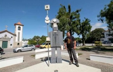 Скульптура под названием "INAUGURAÇÃO" - Carlos Rodrigues, Подлинное произведение искусства, Камень