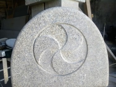 Скульптура под названием "TRISKLE" - Carlos Rodrigues, Подлинное произведение искусства, Камень