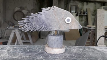 Skulptur mit dem Titel "PEIXE EM AZUL BALANO" von Carlos Rodrigues, Original-Kunstwerk, Stein