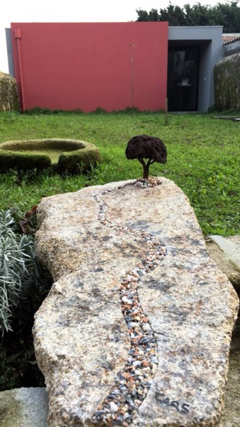 Escultura titulada "UMA ÁRVORE NO CAMIN…" por Carlos Rodrigues, Obra de arte original, Piedra