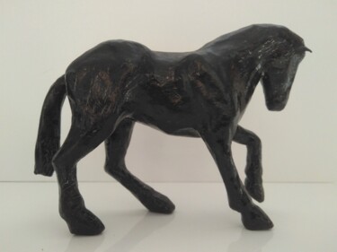 Escultura intitulada "Le Cheval Noir" por Carole Le Bolloc'H, Obras de arte originais, Papel machê