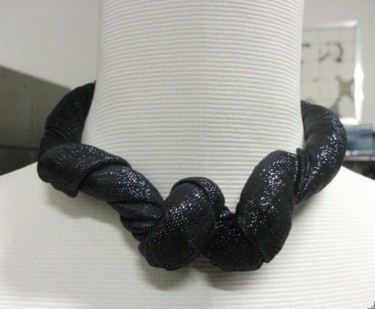 Artisanat intitulée "collana noir" par Stefania Carrano, Œuvre d'art originale