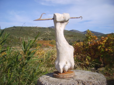 Sculpture intitulée "tomber sur un os" par Castor, Œuvre d'art originale
