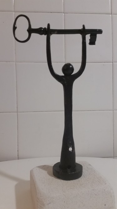 Sculpture titled "LE PORTE CLEF N'2" by Castor, Original Artwork