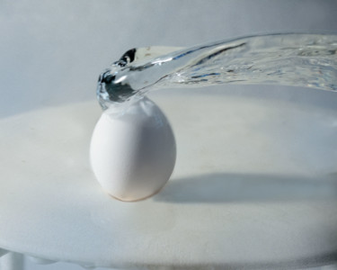 Photographie intitulée "Serie Oeufs et d'eau" par Marc Cuxart, Œuvre d'art originale, Photographie numérique