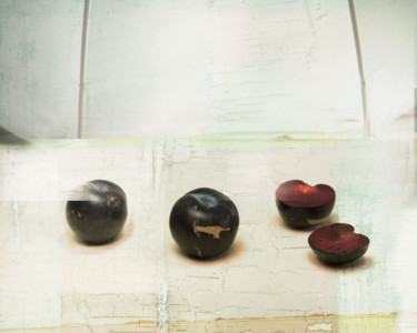 Prunes sobre blanc Fotografía titulada "Prunes sobre blanc" por Marc Cuxart, Obra de arte original, Fotografía digital
