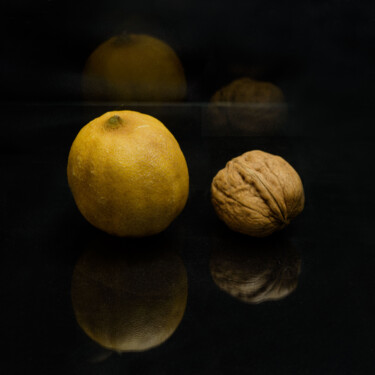 Fotografía titulada "Limón y nuez" por Marc Cuxart, Obra de arte original, Fotografía digital