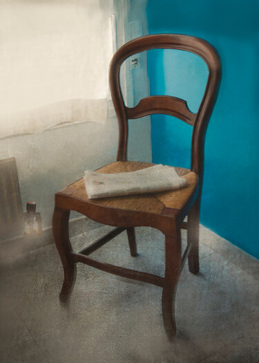 Photography titled "Silla con periódico…" by Marc Cuxart, Original Artwork, Digital Photography