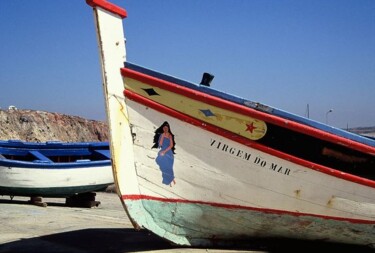 Photographie intitulée "Sagres. Barques sur…" par Catherine Boutin, Œuvre d'art originale