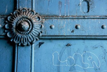 Photographie intitulée ""Lola". Porte bleue…" par Catherine Boutin, Œuvre d'art originale