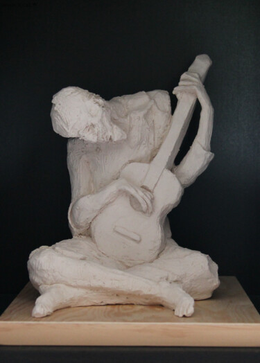 「le vieux guitariste…」というタイトルの彫刻 Catherine Costet (Lccat)によって, オリジナルのアートワーク, テラコッタ