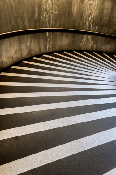Photographie intitulée "Escaliers zébrés" par Catherine Toiron, Œuvre d'art originale