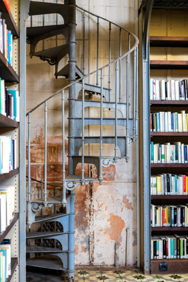 Photographie intitulée "Stairs in the libra…" par Catherine Toiron, Œuvre d'art originale, Photographie numérique