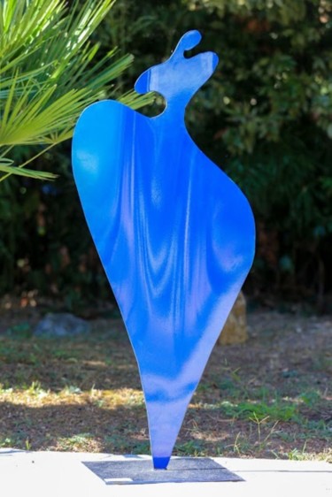 Skulptur mit dem Titel "Féminité Acier Bleue" von Catherine Claitte, Original-Kunstwerk