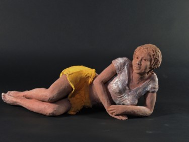 Скульптура под названием "Jeune femme amusée…" - Catherine Zivi, Подлинное произведение искусства, Керамика