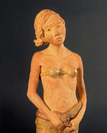 Скульптура под названием "Jeune fille au drap…" - Catherine Zivi, Подлинное произведение искусства, Керамика