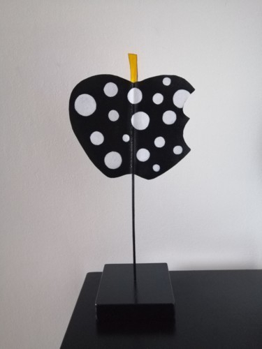 Skulptur mit dem Titel "Pomme d'amour" von Carole Carpier, Original-Kunstwerk, Acryl