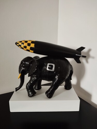 Скульптура под названием "Elephant bomb" - Carole Carpier, Подлинное произведение искусства, Смола