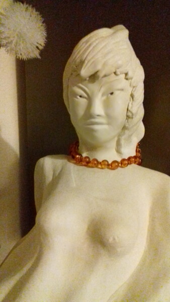 Sculpture titled "Légèreté feminine" by Cécile Aubert, Original Artwork, Clay