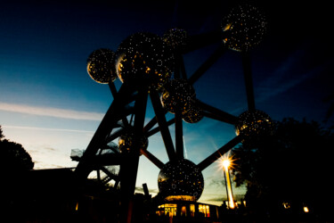 Photographie intitulée "Atomium Sunset" par Cédric Gypen, Œuvre d'art originale, Photographie numérique
