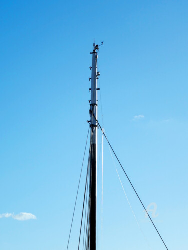 Photographie intitulée "Tall modern mast wi…" par Cédric Hajiji, Œuvre d'art originale, Photographie numérique