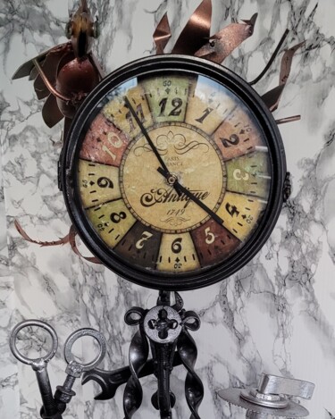 Scultura intitolato "L'horloge abandonné…" da Cédric Mounir, Opera d'arte originale, Metalli