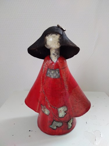 Sculpture titled "Mini-geisha rouge a…" by Sandrine Sueres, Original Artwork, Ceramics