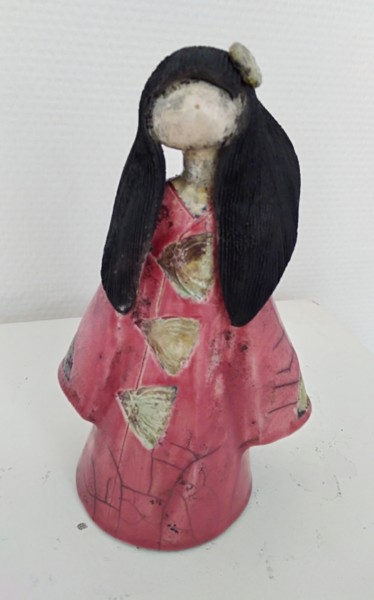 Sculpture titled "Mini-geisha rose au…" by Sandrine Sueres, Original Artwork, Ceramics