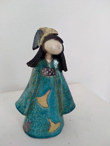 Skulptur mit dem Titel "Mini-geisha turquoi…" von Sandrine Sueres, Original-Kunstwerk, Keramik