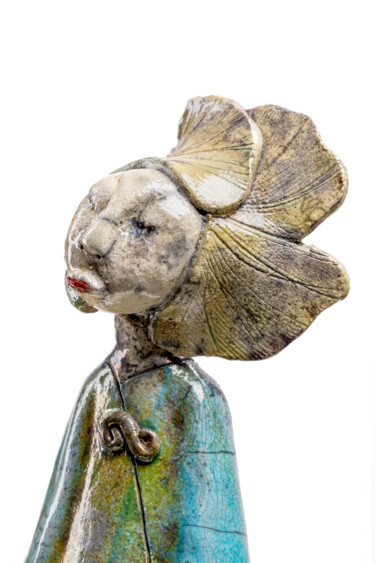 Sculpture titled "Geisha aux feuilles…" by Sandrine Sueres, Original Artwork, Ceramics