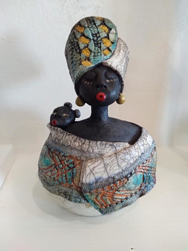 Sculpture intitulée "Doudou africaine ma…" par Sandrine Sueres, Œuvre d'art originale, Céramique